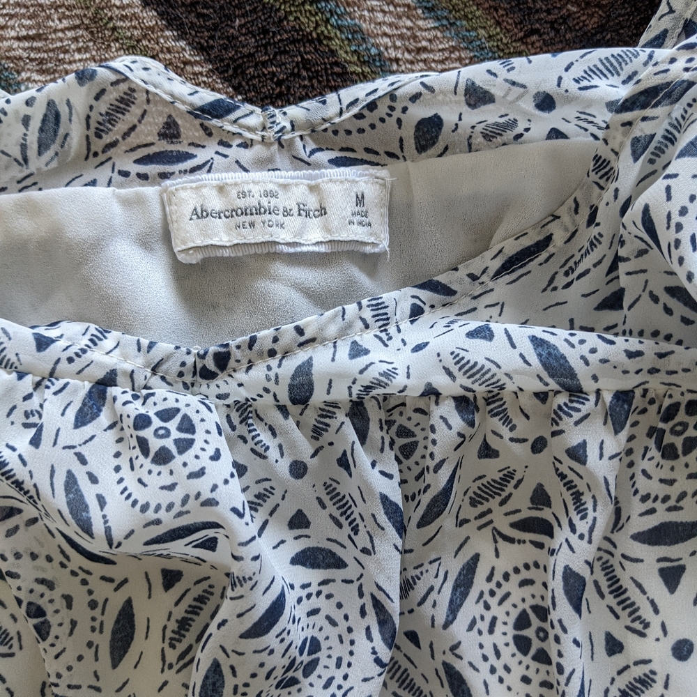 {Abercrombie & Fitch} Top Size Medium - Picture 7 of 8